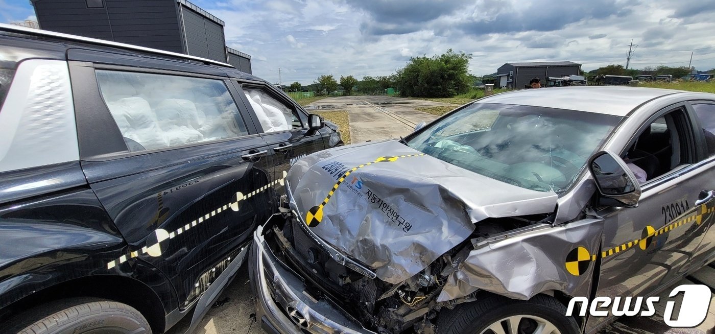 본문 이미지 - 지난 14일 경기도 화성 자동차안전연구원에서 차대 차 충돌 시험이 진행됐다. 2023.9.14/뉴스1 ⓒ News1 황보준엽 기자