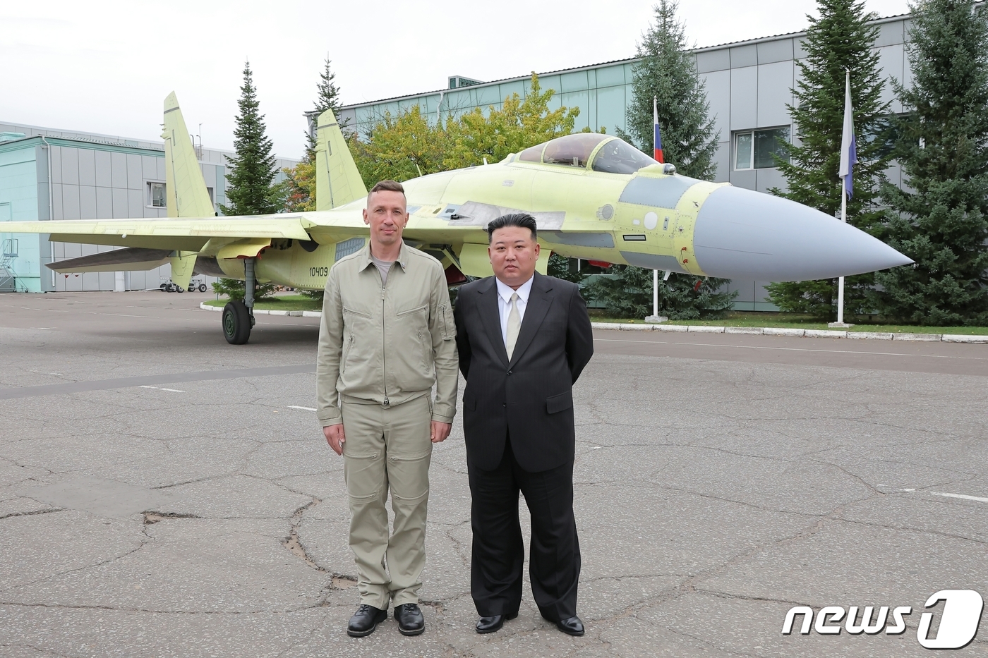 (평양 노동신문=뉴스1) = 북한 김정은 노동당 총비서가 지난 15일 러시아 하바롭스크주 콤소몰스크나아무레시 유리 가가린 전투기 생산공장을 참관했다고 당 기관지 노동신문이 16일 …