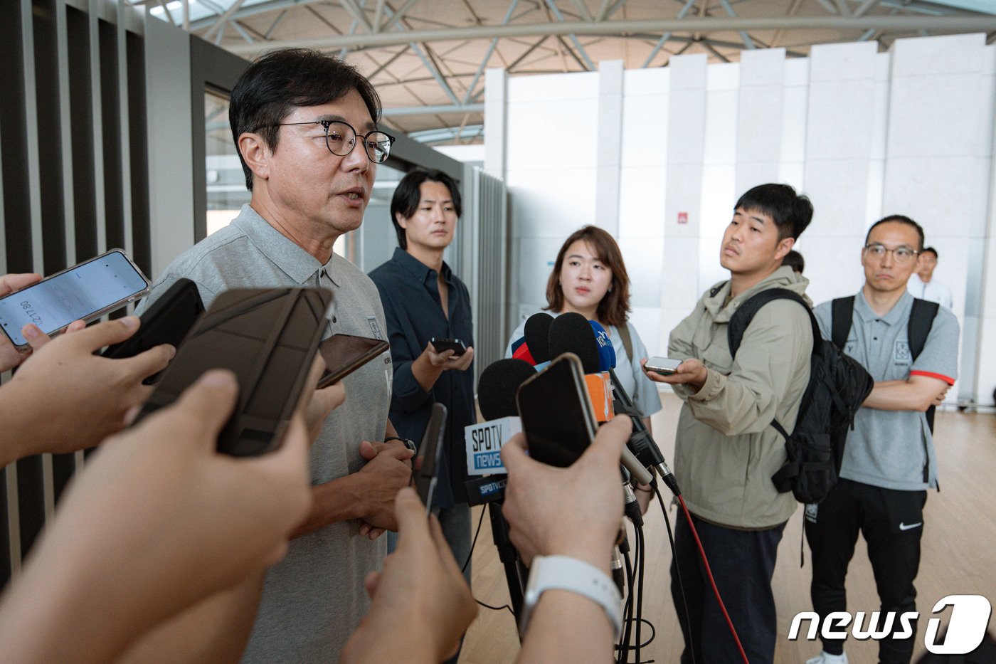 본문 이미지 - 2022 항저우 아시안게임 축구 대표팀 황선홍 감독이 16일 오전 인천국제공항을 통해 출국하기 전 발언을 하고 있다. 2023.9.16/뉴스1 ⓒ News1 이재명 기자