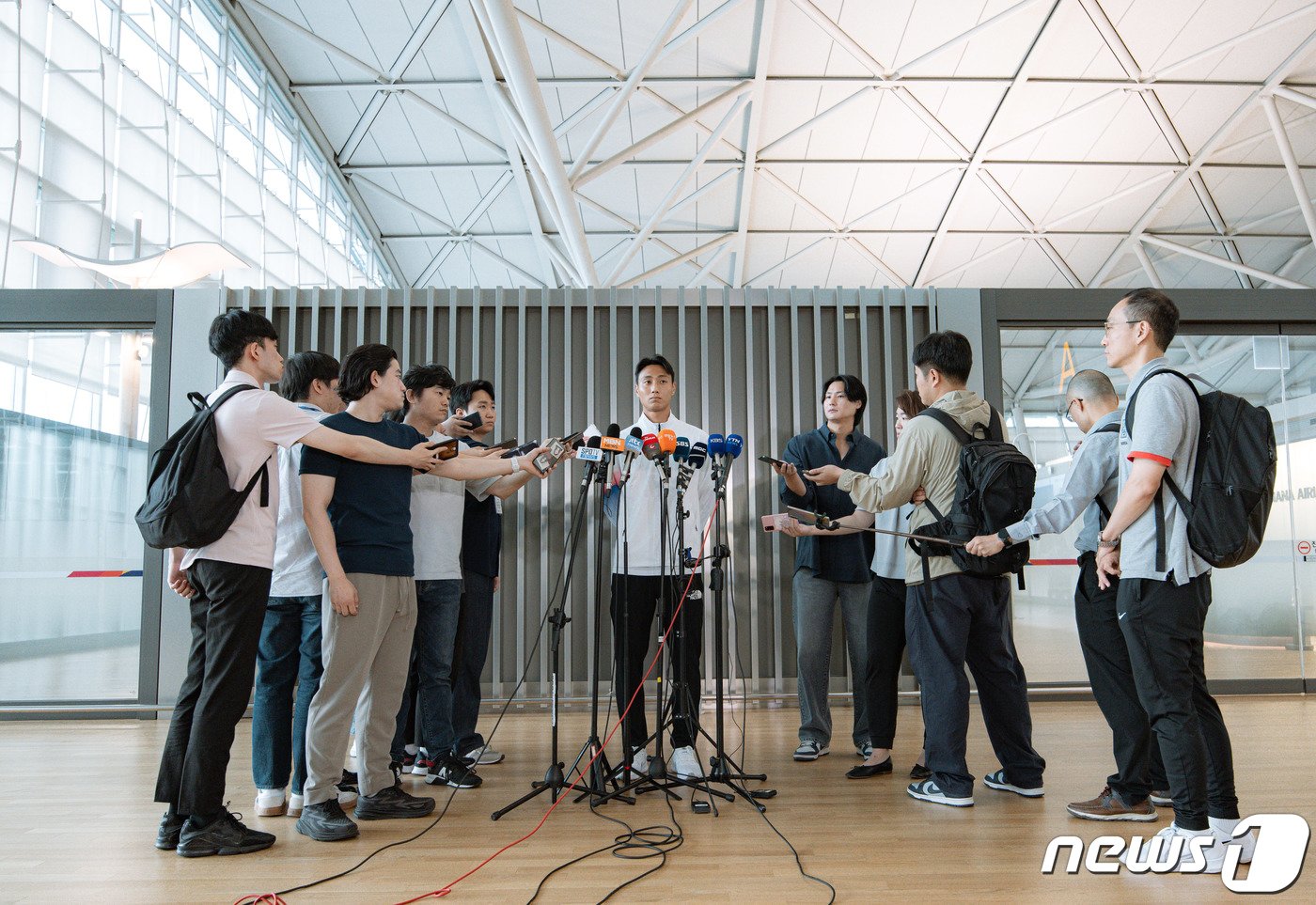 본문 이미지 - 2022 항저우 아시안게임 축구 대표팀 백승호가 16일 오전 인천국제공항을 통해 출국하기 전 발언을 하고 있다. 2023.9.16/뉴스1 ⓒ News1 이재명 기자