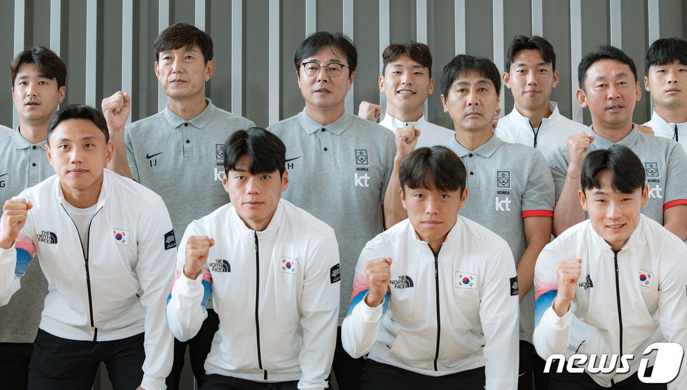 본문 이미지 - 2022 항저우 아시안게임 대한민국 남자 축구 대표팀 선수들이 16일 오전 인천국제공항을 통해 출국하기 앞서 파이팅 포즈를 하고 있다. 2023.9.16/뉴스1 ⓒ News1 이재명 기자