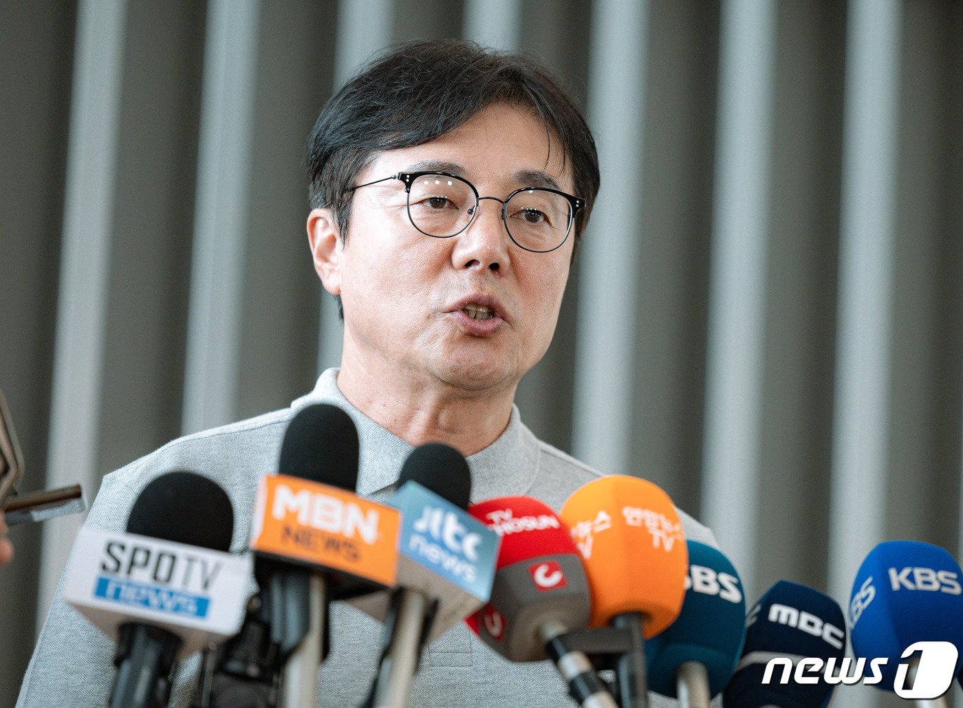 본문 이미지 - 2022 항저우 아시안게임 축구 대표팀 황선홍 감독이 16일 오전 인천국제공항을 통해 출국하기 전 발언을 하고 있다. 2023.9.16/뉴스1 ⓒ News1 이재명 기자