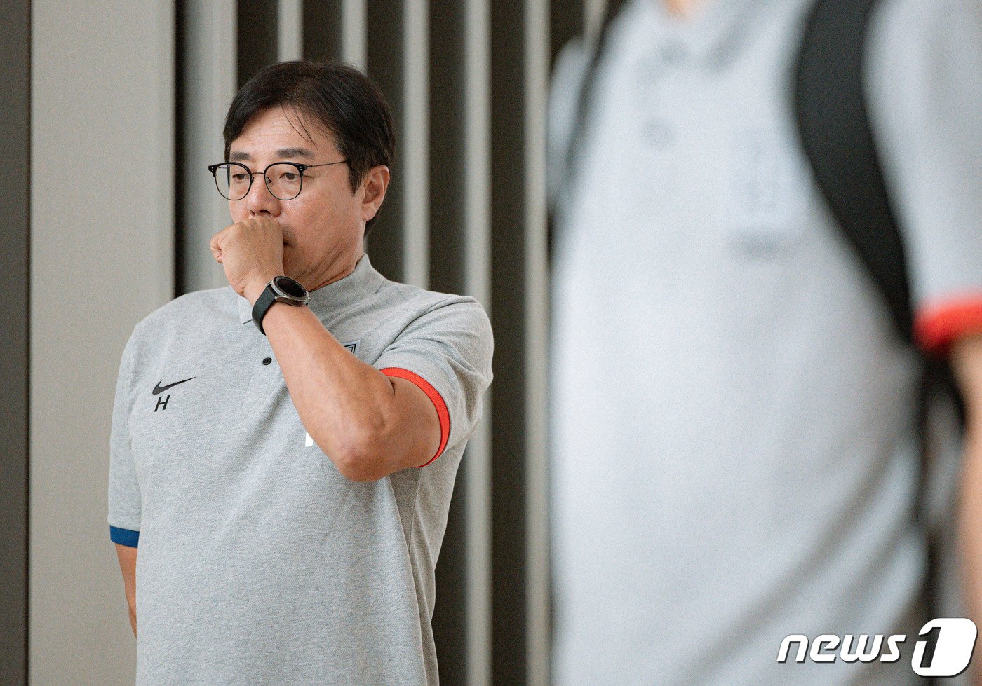 본문 이미지 - 2022 항저우 아시안게임 축구 대표팀 황선홍 감독이 16일 오전 인천국제공항에서 출국 인터뷰를 하기 전 목을 다듬고 있다. 2023.9.16/뉴스1 ⓒ News1 이재명 기자