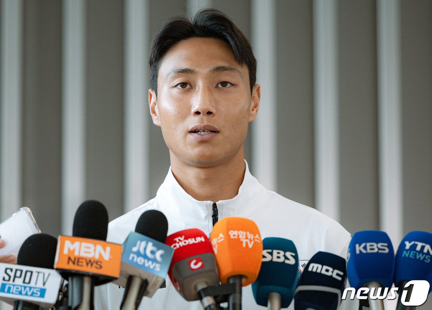 본문 이미지 - 2022 항저우 아시안게임 축구 대표팀 백승호가 16일 오전 인천국제공항을 통해 출국하기 전 발언을 하고 있다. 2023.9.16/뉴스1 ⓒ News1 이재명 기자