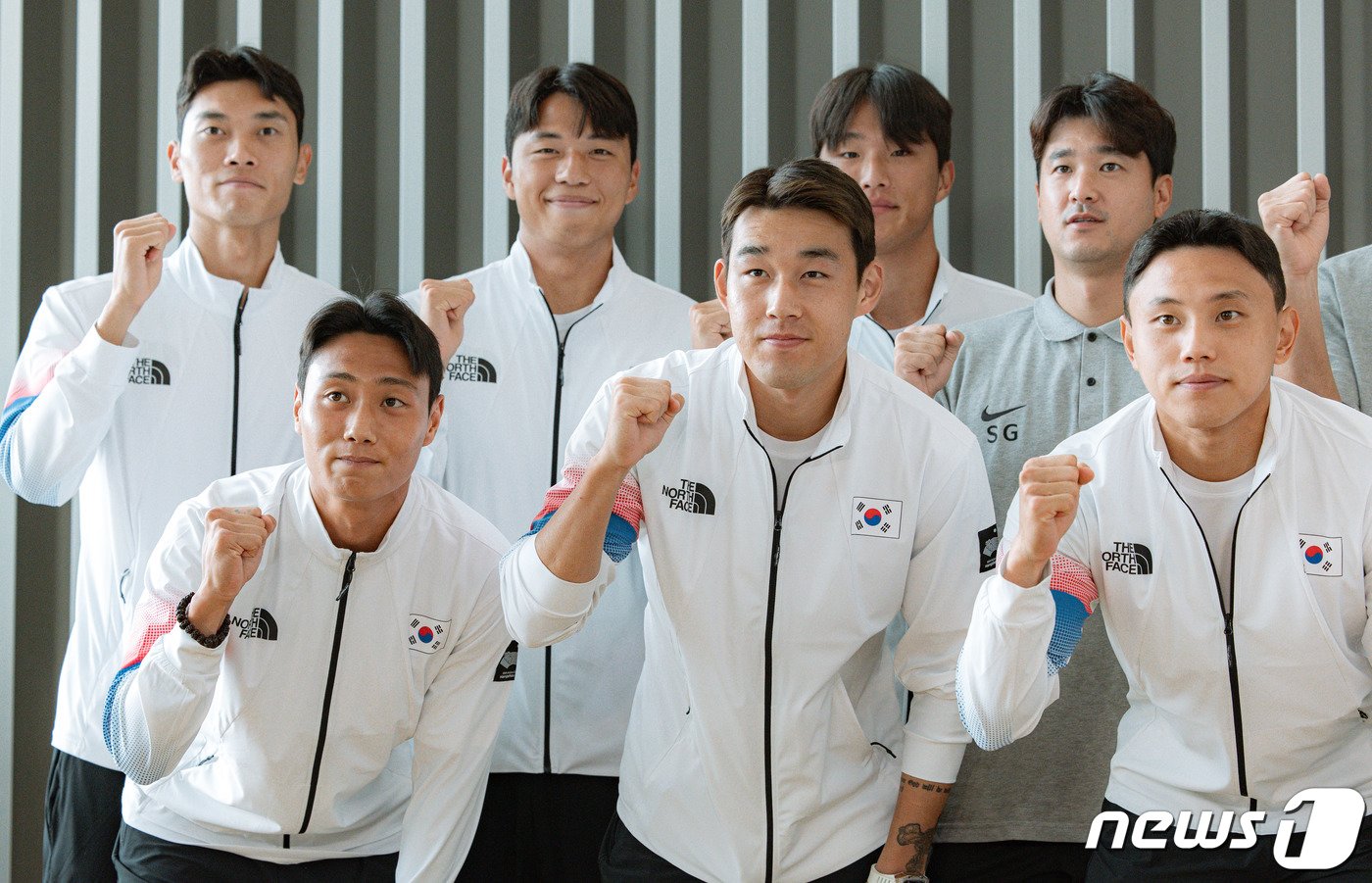 본문 이미지 - 2022 항저우 아시안게임 대한민국 남자 축구 대표팀 선수들이 16일 오전 인천국제공항을 통해 출국하기 앞서 파이팅 포즈를 하고 있다. 2023.9.16/뉴스1 ⓒ News1 이재명 기자