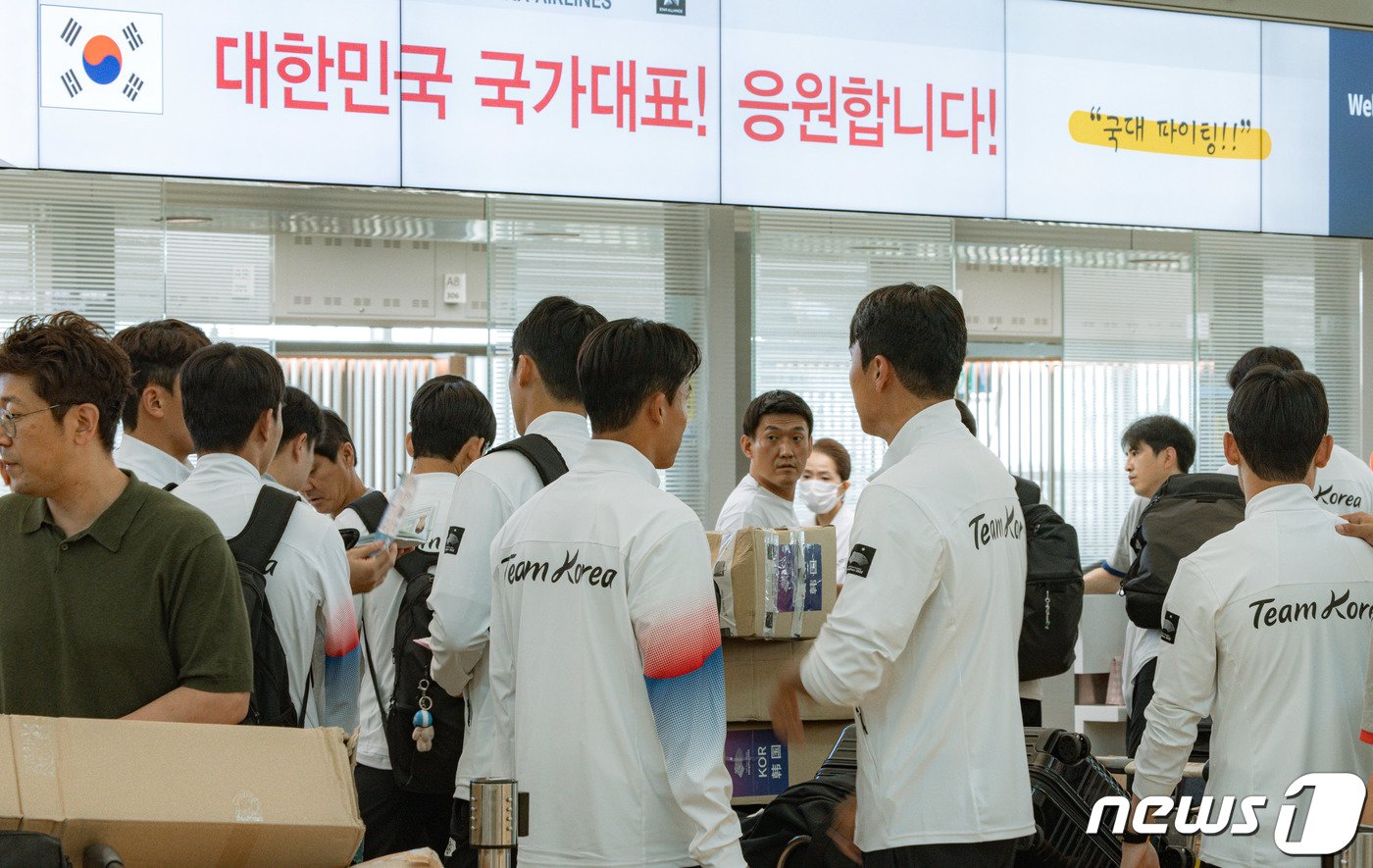 본문 이미지 - 2022 항저우 아시안게임 대한민국 남자 축구 대표팀 선수들이 16일 오전 인천국제공항에서 출국 수속을 밟고 있다. 2023.9.16/뉴스1 ⓒ News1 이재명 기자