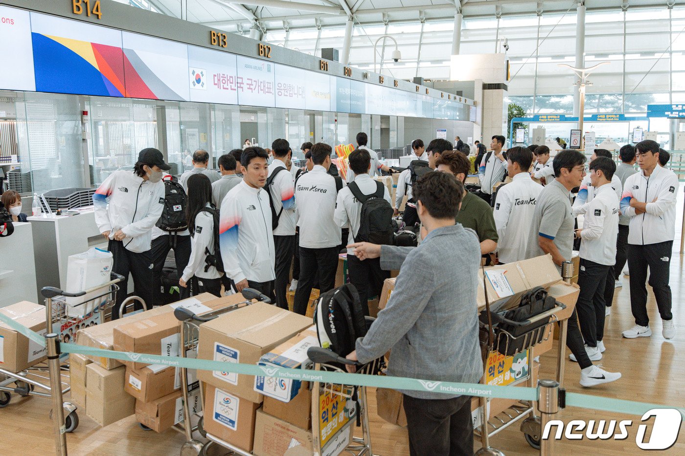 본문 이미지 - 2022 항저우 아시안게임 대한민국 선수들이 16일 오전 인천국제공항에서 출국 수속을 밟고 있다. 2023.9.16/뉴스1 ⓒ News1 이재명 기자