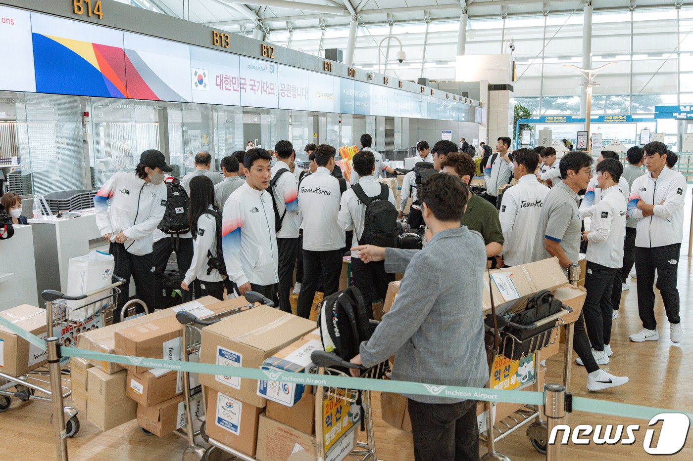 2022 항저우 아시안게임 대한민국 선수들이 16일 오전 인천국제공항에서 출국 수속을 밟고 있다. 2023.9.16/뉴스1 ⓒ News1 이재명 기자