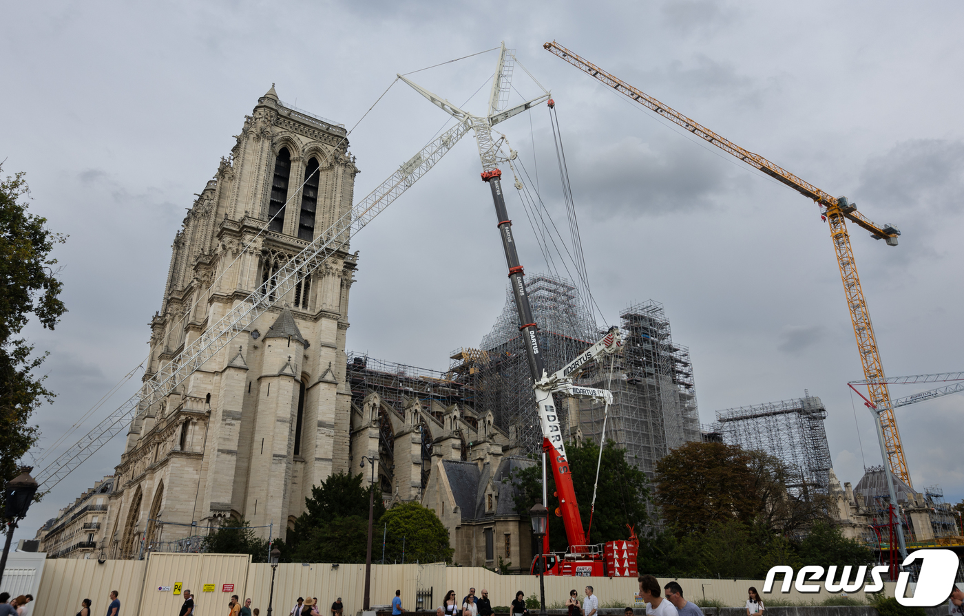 (파리=뉴스1) 이준성 기자 = 16일(현지시간) ‘제40회 유럽 문화유산의 날 ’을 맞아 프랑스 파리 노트르담 대성당이 복원 과정 일부를 대중에게 공개하고 있다.파리 노트르담 대 …