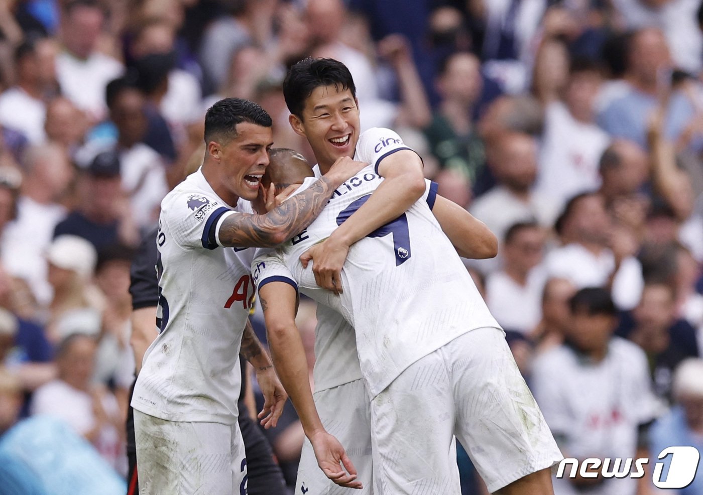 본문 이미지 - 토트넘 홋스퍼의 손흥민이 16일(현지시간) 런던의 토트넘 홋스퍼 스타디움에서 열린 EPL 셰필드 유나이티드와 경기를 승리로 마친 뒤 히샬리송, 페드로 포로와 기뻐하고 있다. 2023.9.17 ⓒ 로이터=뉴스1 ⓒ News1 우동명 기자