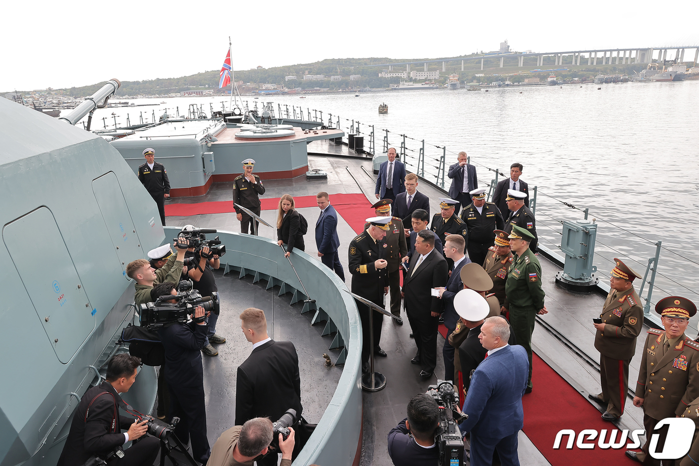 (평양 노동신문=뉴스1) = 김정은 북한 노동당 총비서가 16일 러시아 블라디보스토크 인근 군 비행장 및 해군 기지를 방문했다고 당 기관지 노동신문이 17일 보도했다. 김 총비서는 …