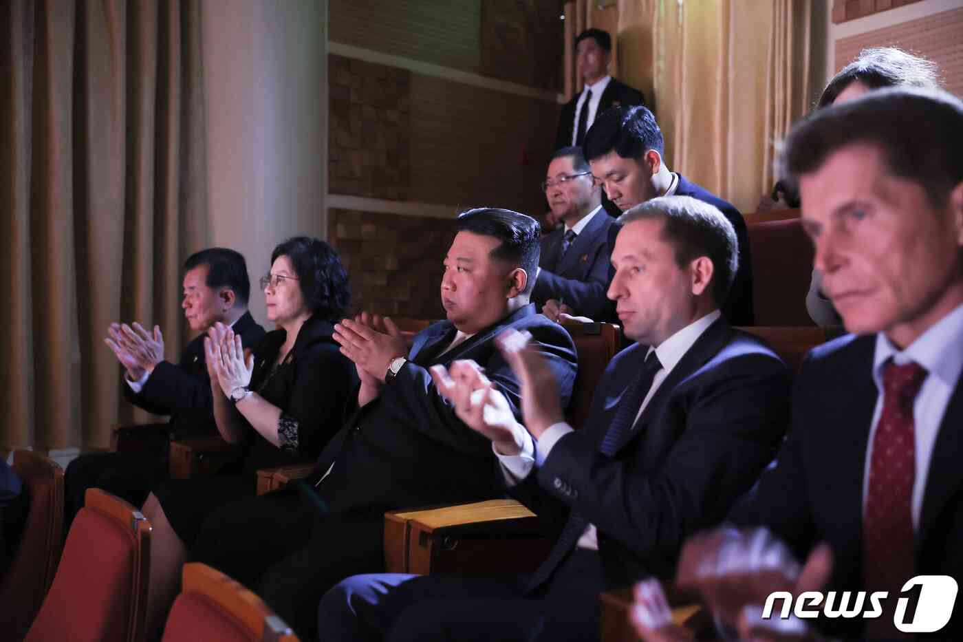 (평양 노동신문=뉴스1) = 김정은 북한 노동당 총비서가 16일 러시아 블라디보스토크에서 발레극 '잠자는 숲의 미녀'를 관람했다. [국내에서만 사용가능. 재배포 금지. DB 금지. For Use Only in the Republic of Korea. Redistribution Prohibited] rodongphoto@news1.kr