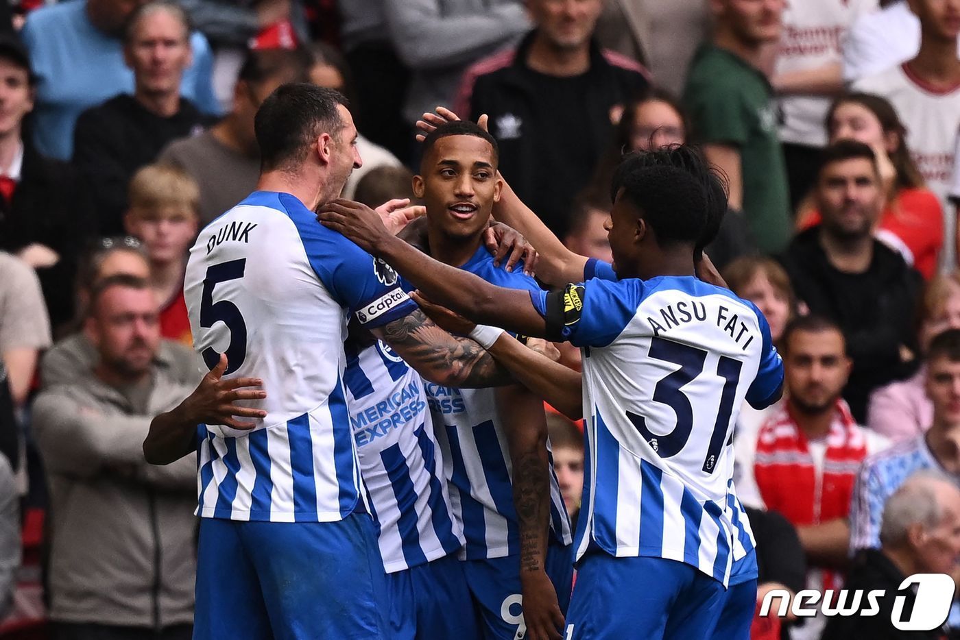 본문 이미지 - 맨유를 꺾고 기버하는 브라이튼 선수들 ⓒ AFP=뉴스1