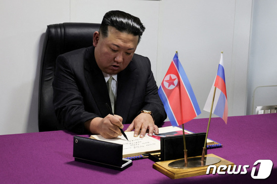 [사진] 러 태평양 함대 방문해 방명록 서명하는 김정은