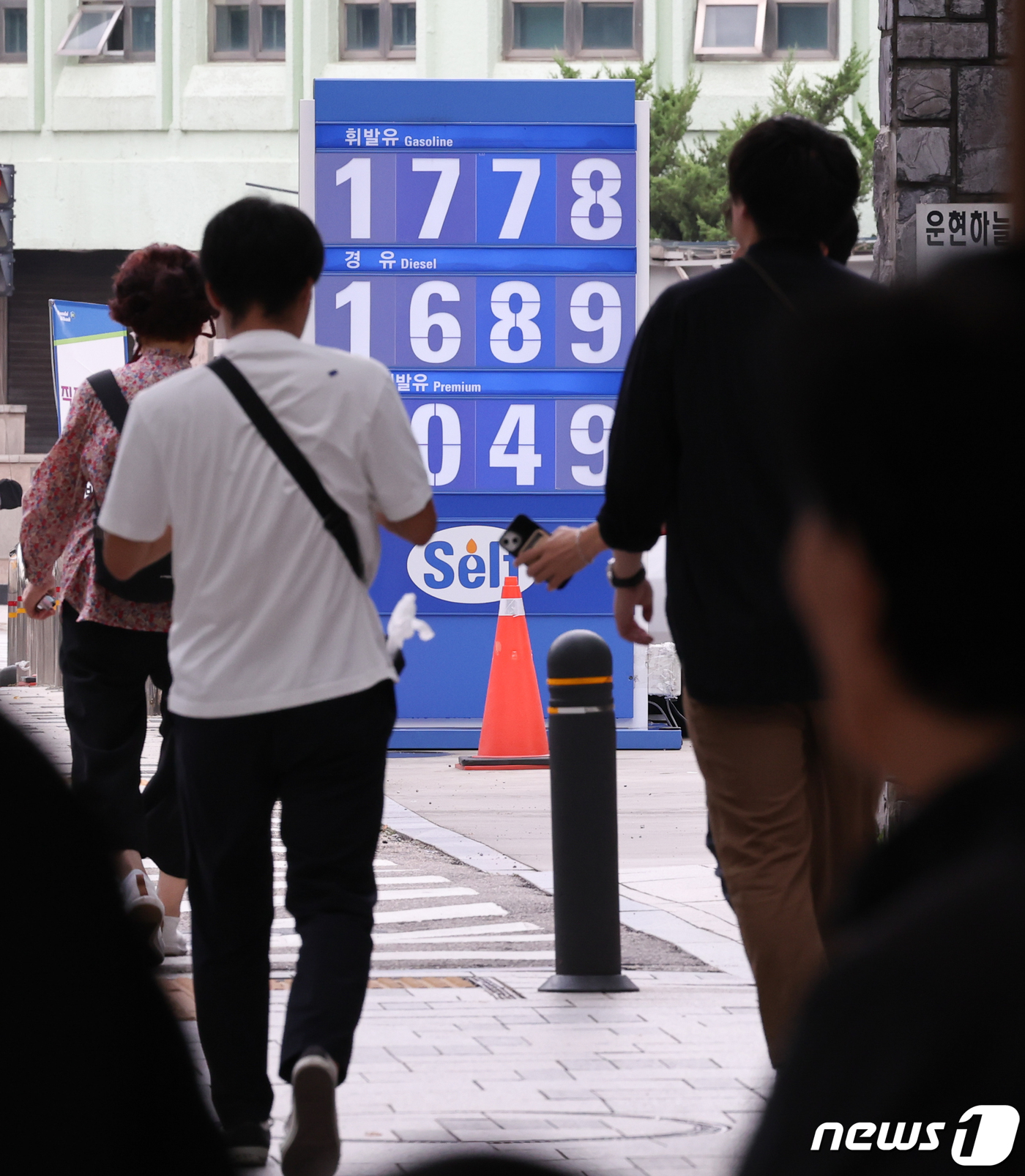 (서울=뉴스1) 허경 기자 = 국내 휘발유·경유 가격이 10주 연속 올랐다. 주춤했던 국제 석유제품 가격이 이번주 들어 다시 급등하면서 추석 연휴 전 휘발유 가격이 1800원대에 …