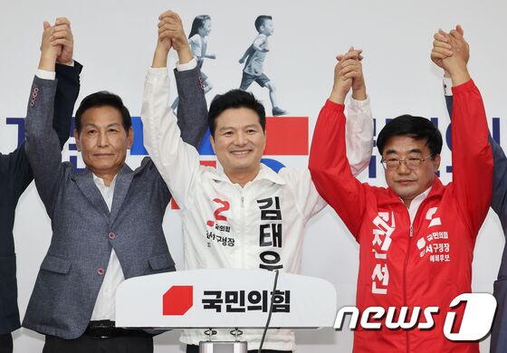 김태우 전 강서구청장이(가운데) 17일 오전 서울 여의도 국회에서 열린 국민의힘 10.11 서울 강서구청장 보궐선거 경선 결과 발표에서 후보자로 확정된 후 두 손을 들고 기념촬영을 하고 있다. (공동취재) 2023.9.17/뉴스1 © News1 송원영 기자