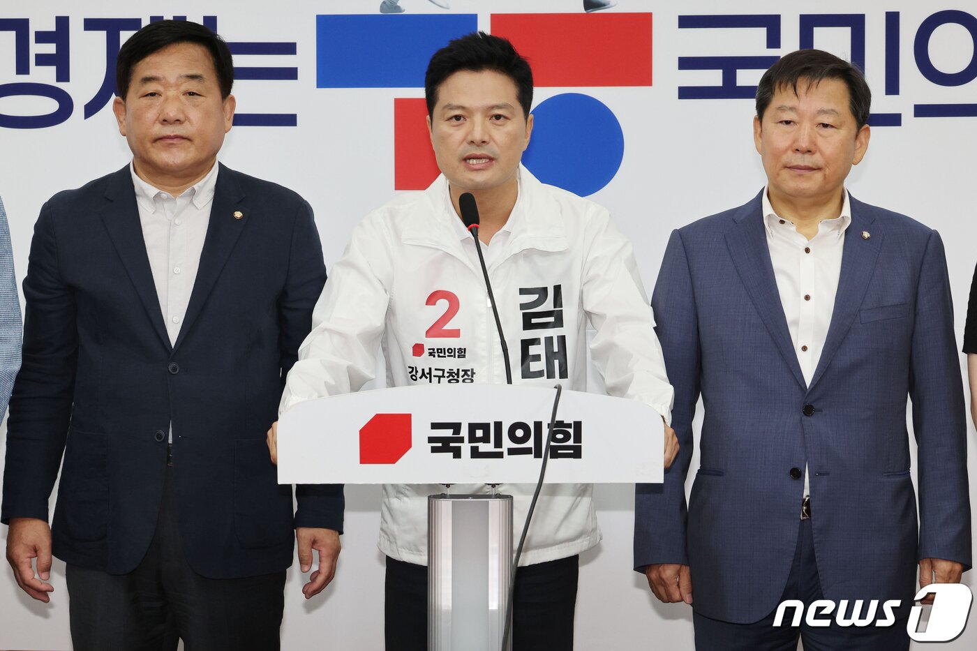 본문 이미지 - 김태우 전 강서구청장이 17일 오전 서울 여의도 국회에서 열린 국민의힘 10.11 서울 강서구청장 보궐선거 경선 결과 발표에서 후보자로 확정된 후 발언을 하고 있다. &#40;공동취재&#41; 2023.9.17/뉴스1 ⓒ News1 송원영 기자