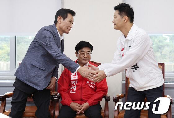 17일 오전 서울 여의도 국회에서 열린 국민의힘 공천관리위원회에서 김용성 전 서울시의원(왼쪽)과 김태우 전 강서구청장이 강서구청장 보궐선거 국민의힘 최종후보에 당선 발표 이후 악수하고 있다. (공동취재) 2023.9.17/뉴스1 © News1 송원영 기자