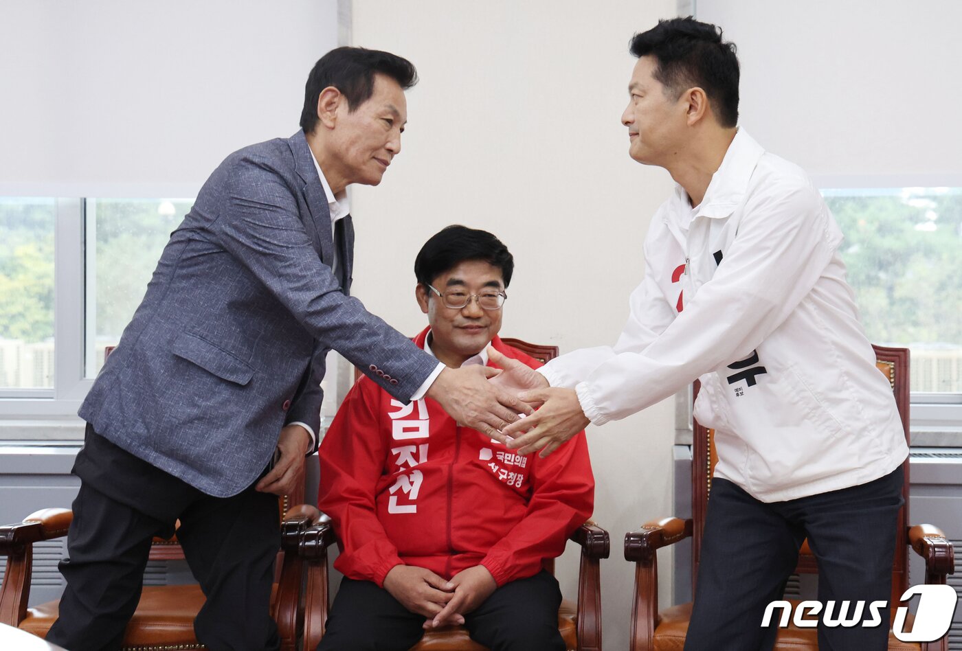본문 이미지 - 17일 오전 서울 여의도 국회에서 열린 국민의힘 공천관리위원회에서 김용성 전 서울시의원&#40;왼쪽&#41;과 김태우 전 강서구청장이 강서구청장 보궐선거 국민의힘 최종후보에 당선 발표 이후 악수하고 있다. &#40;공동취재&#41; 2023.9.17/뉴스1 ⓒ News1 송원영 기자