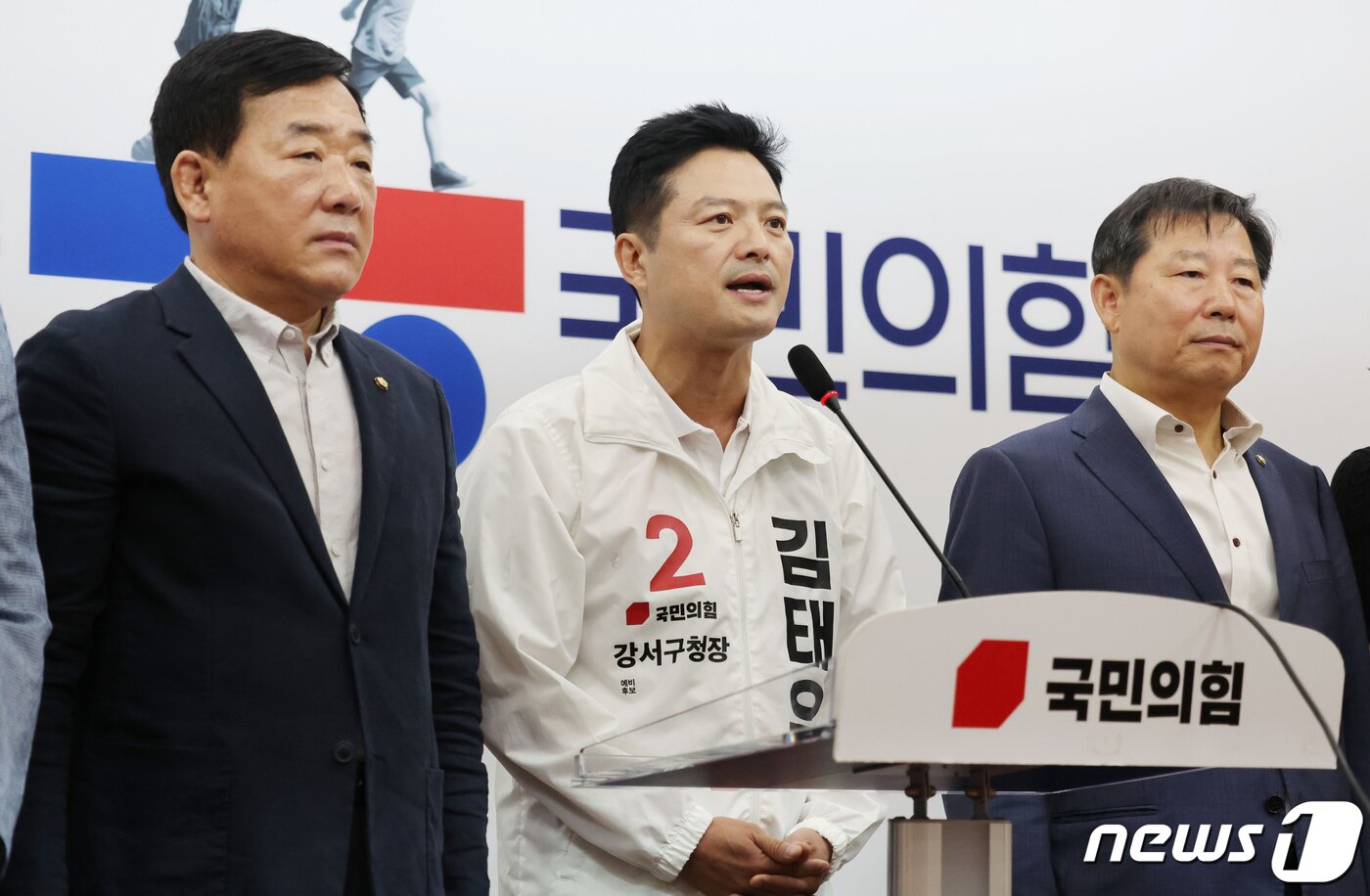 본문 이미지 - 김태우 전 강서구청장 17일 오전 서울 여의도 국회에서 열린 국민의힘 10.11 서울 강서구청장 보궐선거 경선 결과 발표에서 후보자로 확정된 후 소감을 밝히고 있다. &#40;공동취재&#41; 2023.9.17/뉴스1 ⓒ News1 송원영 기자