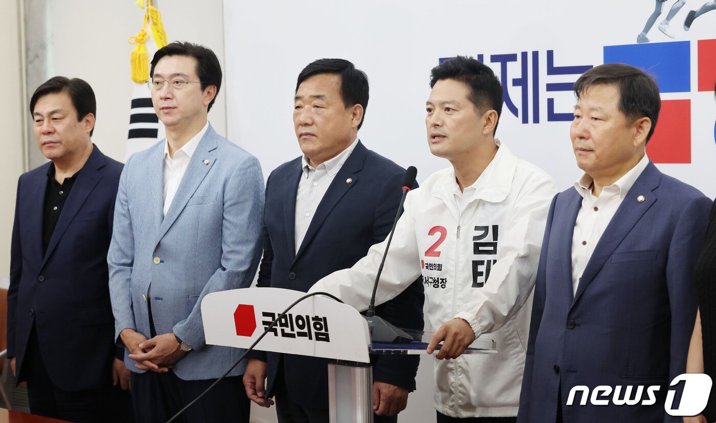 본문 이미지 - 김태우 전 강서구청장이 17일 오전 서울 여의도 국회에서 열린 국민의힘 10.11 서울 강서구청장 보궐선거 경선 결과 발표에서 후보자로 확정된 후 인사말을 하고 있다. &#40;공동취재&#41; 2023.9.17/뉴스1 ⓒ News1 송원영 기자