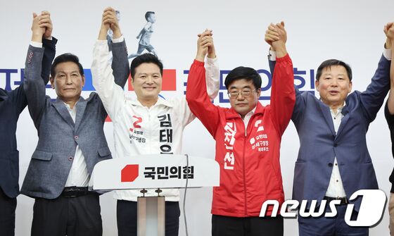 김태우 전 강서구청장이 17일 오전 서울 여의도 국회에서 열린 국민의힘 10.11 서울 강서구청장 보궐선거 경선 결과 발표에서 후보자로 확정된 후 기념촬영을 하고 있다. (공동취재) 2023.9.17/뉴스1 © News1 송원영 기자
