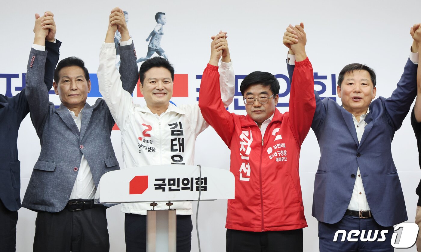 본문 이미지 - 김태우 전 강서구청장이 17일 오전 서울 여의도 국회에서 열린 국민의힘 10.11 서울 강서구청장 보궐선거 경선 결과 발표에서 후보자로 확정된 후 기념촬영을 하고 있다. &#40;공동취재&#41; 2023.9.17/뉴스1 ⓒ News1 송원영 기자