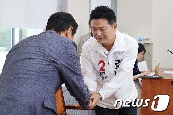 국민의힘 강서구청장 후보에 확정된 김태우 전 구청장이 17일 오전 서울 여의도 국회에서 열린 10.11 서울 강서구청장 보궐선거 경선 결과 발표에서 함께 경선을 치렀던 후보와 악수를 하고 있다. (공동취재) 2023.9.17/뉴스1 © News1 송원영 기자