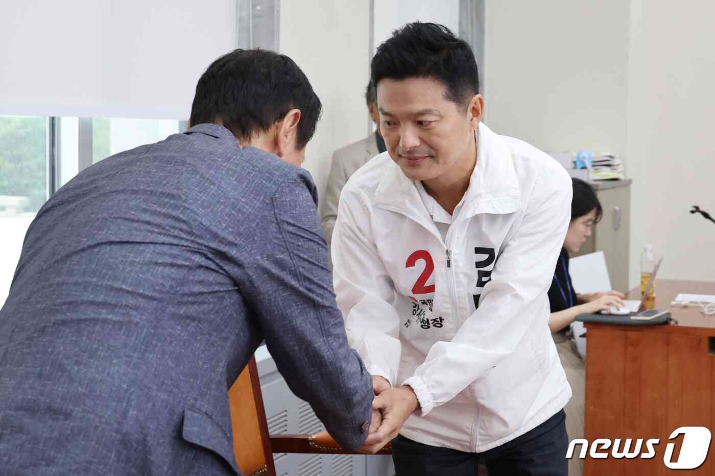 국민의힘 강서구청장 후보에 확정된 김태우 전 구청장이 17일 오전 서울 여의도 국회에서 열린 10.11 서울 강서구청장 보궐선거 경선 결과 발표에서 함께 경선을 치렀던 후보와 악수를 하고 있다. (공동취재) 2023.9.17/뉴스1 © News1 송원영 기자