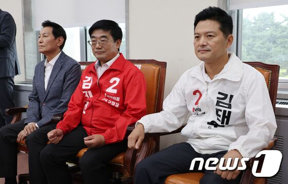 김용성(왼쪽부터), 김진선, 김태우 예비후보가 17일 오전 서울 여의도 국회에서 열린 국민의힘 10.11 서울 강서구청장 보궐선거 경선 결과 발표에 자리하고 있다. 이날 강서구청장 보궐선거 후보에는 김태우 전 구청장으로 결정됐다. (공동취재) 2023.9.17/뉴스1 © News1 송원영 기자