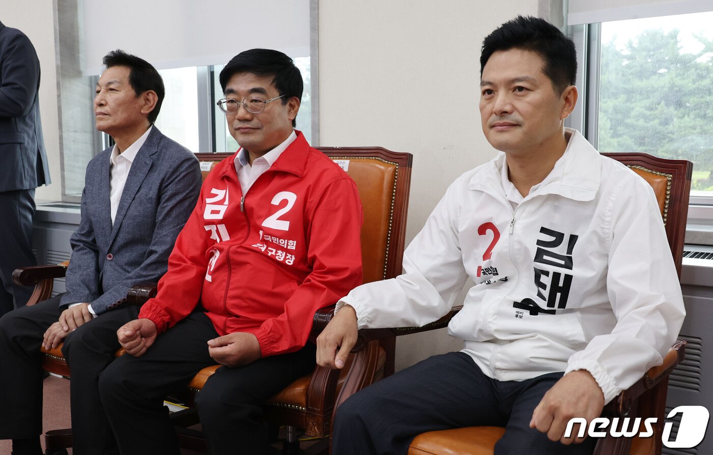 본문 이미지 - 김용성&#40;왼쪽부터&#41;, 김진선, 김태우 예비후보가 17일 오전 서울 여의도 국회에서 열린 국민의힘 10.11 서울 강서구청장 보궐선거 경선 결과 발표에 자리하고 있다. 이날 강서구청장 보궐선거 후보에는 김태우 전 구청장으로 결정됐다. &#40;공동취재&#41; 2023.9.17/뉴스1 ⓒ News1 송원영 기자