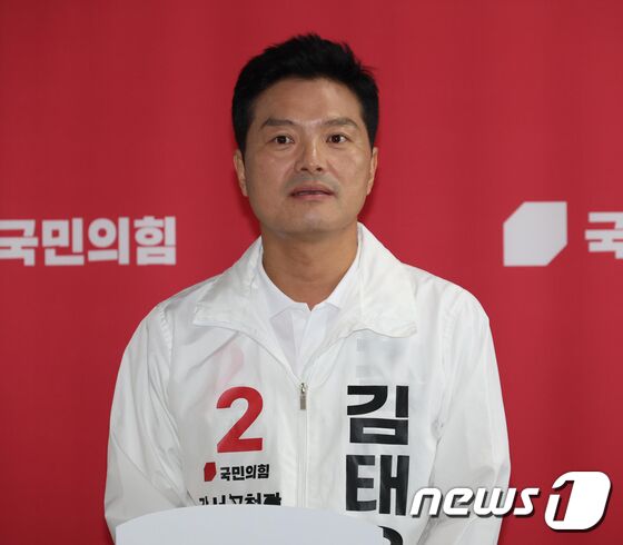 국민의힘 서울 강서구청장 보궐선거 후보자로 확정된 김태우 전 강서구청장이 17일 서울 여의도 국회에서 취재진의 질문에 답하고 있다. (공동취재) 2023.9.17/뉴스1 © News1 송원영 기자
