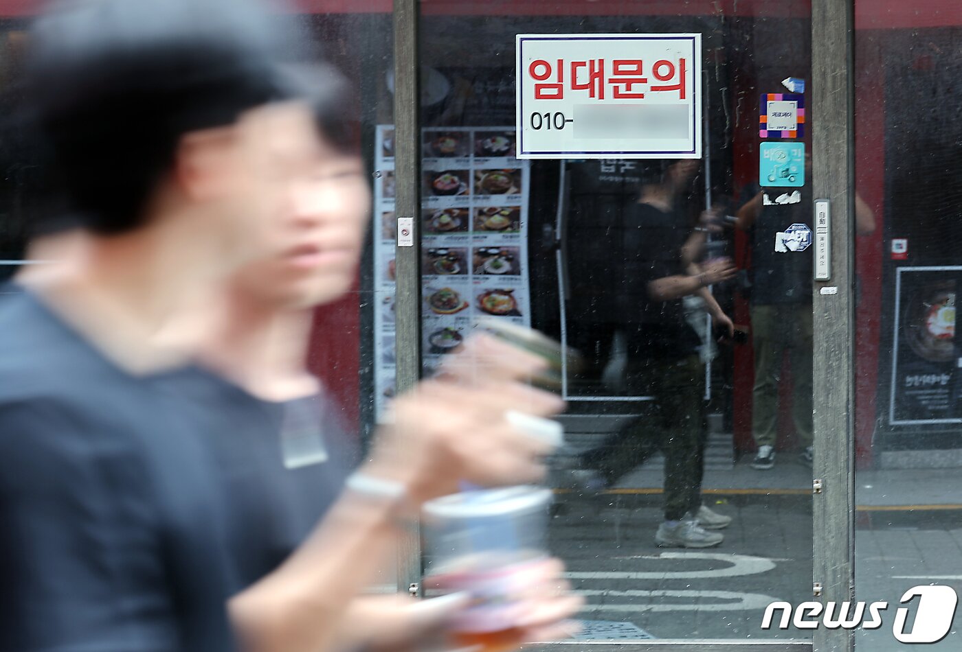본문 이미지 - 서울 도심 대학가 앞 상가 곳곳이 텅 비어 임대문의 등이 붙어 있다. 2023.9.17/뉴스1 ⓒ News1 박정호 기자