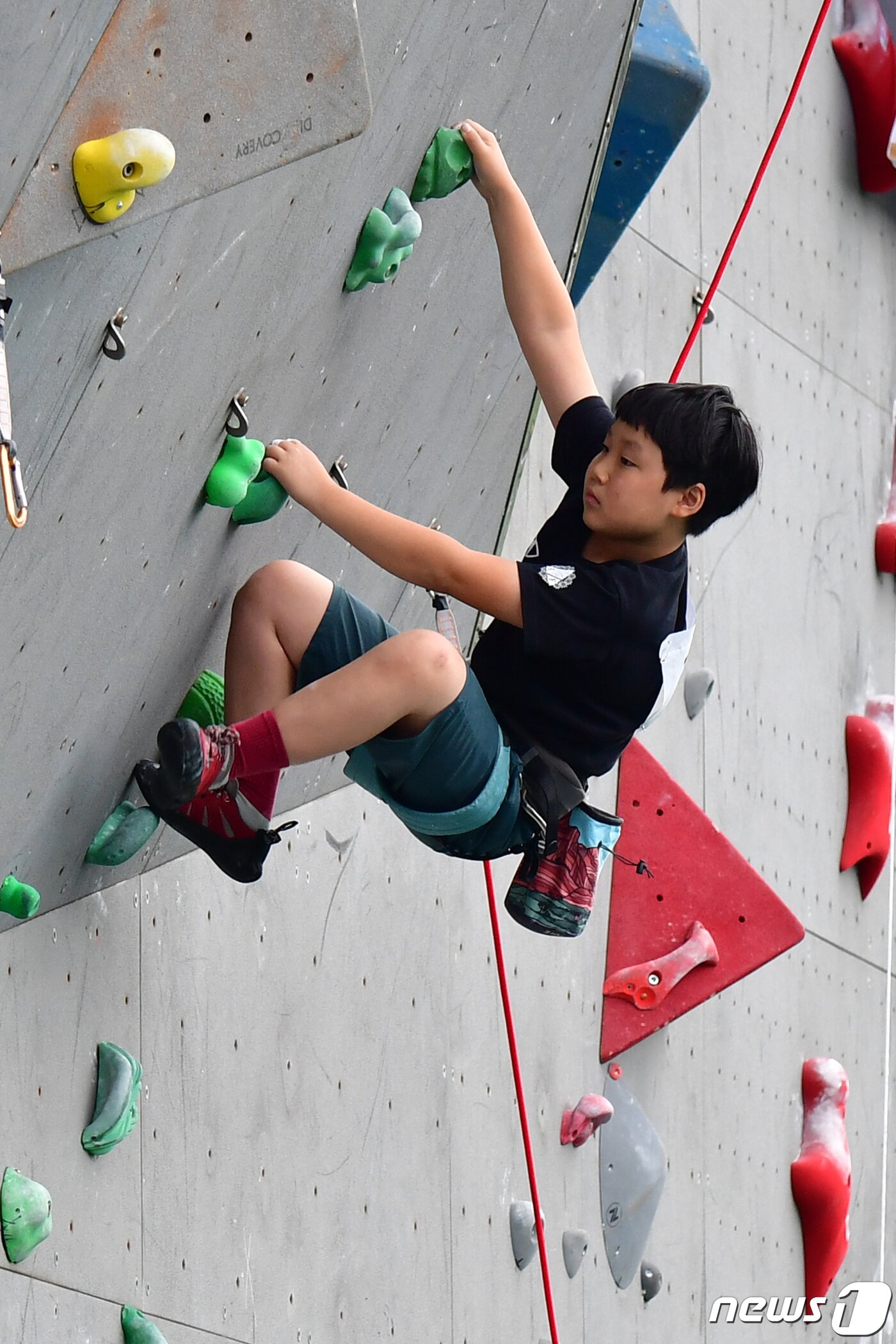 본문 이미지 - 17일 경북 포항시 남구 국제클라이밍센터에서 열린 '2023 제4회 포항전국청소년스포츠클라이밍대회' 초등학교 결승전에 출전한 선수가 인공암벽을 타고 있다.2023.9.17/뉴스1 ⓒ News1 최창호 기자