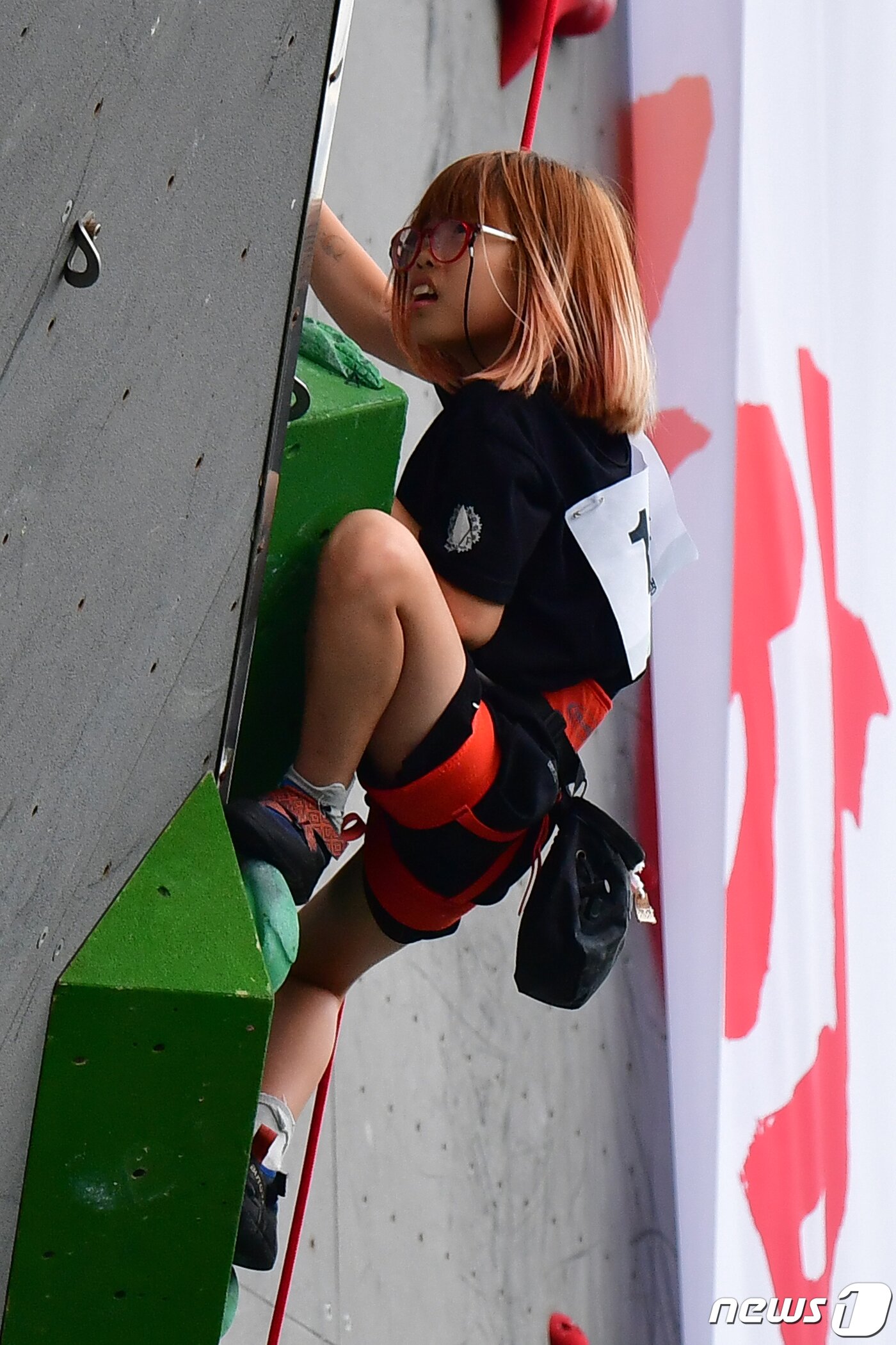 본문 이미지 - 17일 경북 포항시 남구 국제클라이밍센터에서 열린 '2023 제4회 포항전국청소년스포츠클라이밍대회' 초등학교 결승전에 출전한 선수가 인공암벽을 타고 있다.2023.9.17/뉴스1 ⓒ News1 최창호 기자