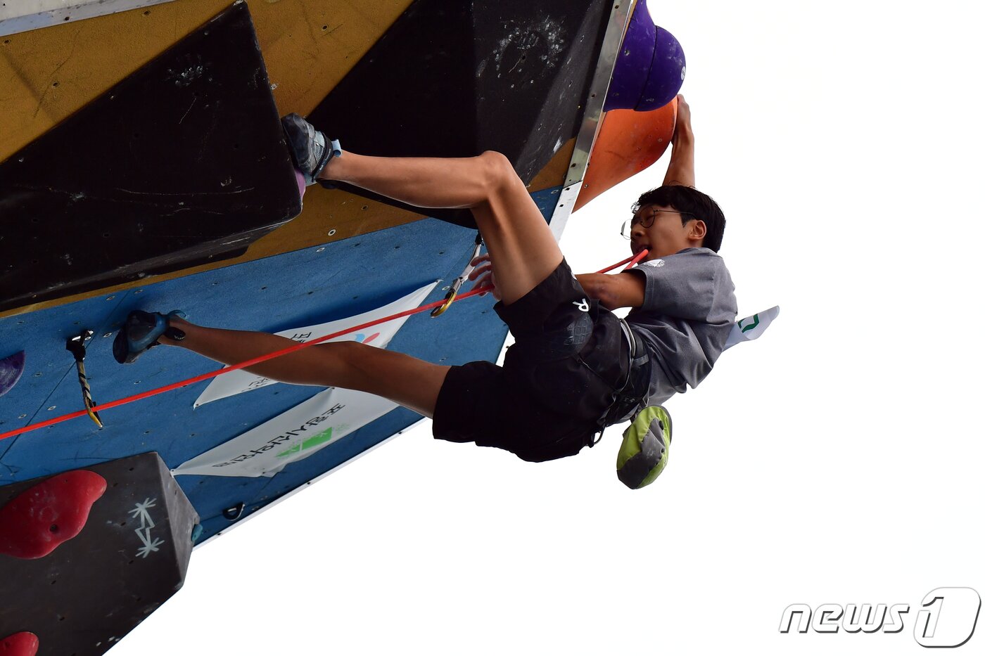 본문 이미지 - 17일 경북 포항시 남구 국제클라이밍센터에서 열린 '2023 제4회 포항전국청소년스포츠클라이밍대회' 중등부 결승전에 출전한 선수가 혼신을 힘을 다하고 있다.2023.9.17/뉴스1 ⓒ News1 최창호 기자