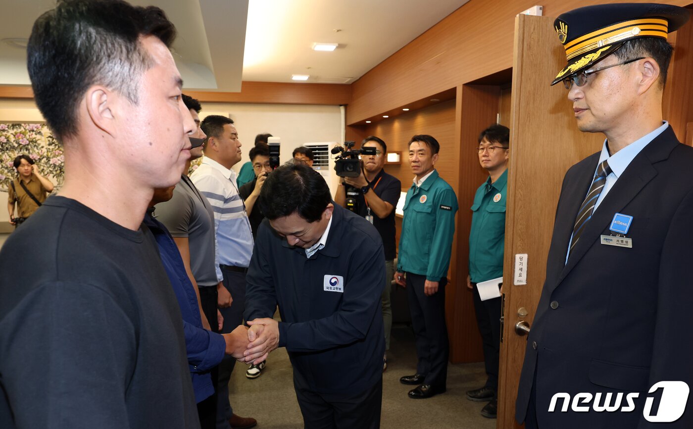 본문 이미지 - 철도노조 파업 관련 현장 방문에 나선 원희룡 국토교통부 장관이 17일 오후 서울 중구 한강대로 서울역 고객접견실에서 군에서 지원 나온 간부들과 인사를 나누고 있다. 2023.9.17/뉴스1 ⓒ News1 박정호 기자