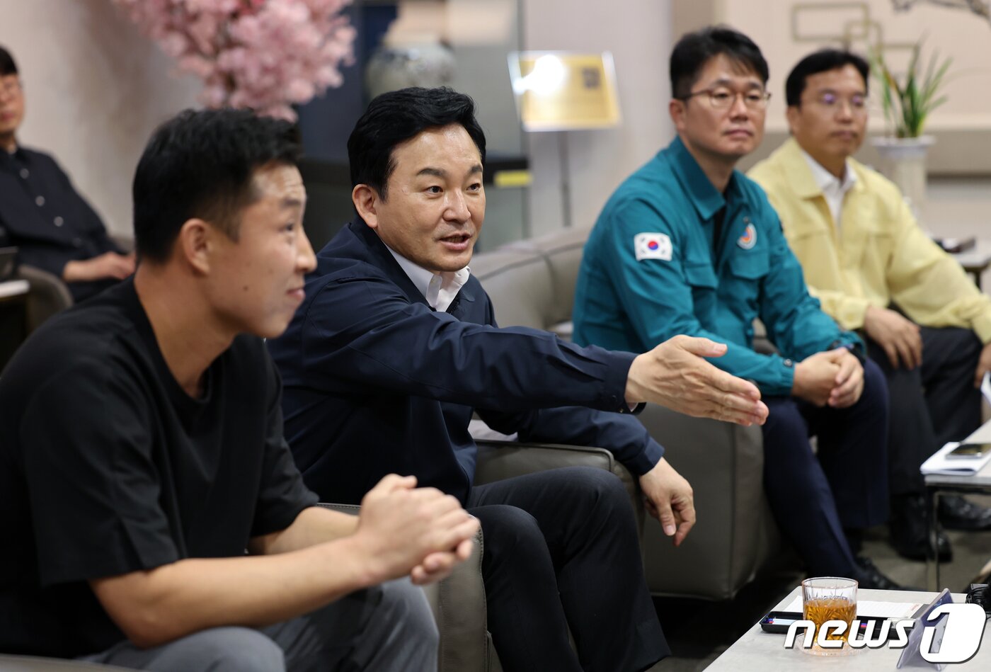 본문 이미지 - 철도노조 파업 관련 현장 방문에 나선 원희룡 국토교통부 장관이 17일 오후 서울 중구 한강대로 서울역 고객접견실에서 기관사 및 차장으로 군에서 지원 나온 간부들과 대화를 나누고 있다. 2023.9.17/뉴스1 ⓒ News1 박정호 기자