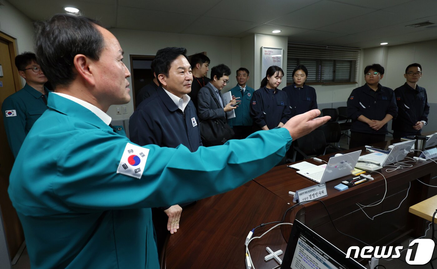 본문 이미지 - 철도노조 파업 관련 현장 방문에 나선 원희룡 국토교통부 장관이 17일 오후 서울 중구 한강대로 코레일 서울본부 파업 비상대책본부 상황반을 찾아 현황 설명을 듣고 있다. 2023.9.17/뉴스1 ⓒ News1 박정호 기자