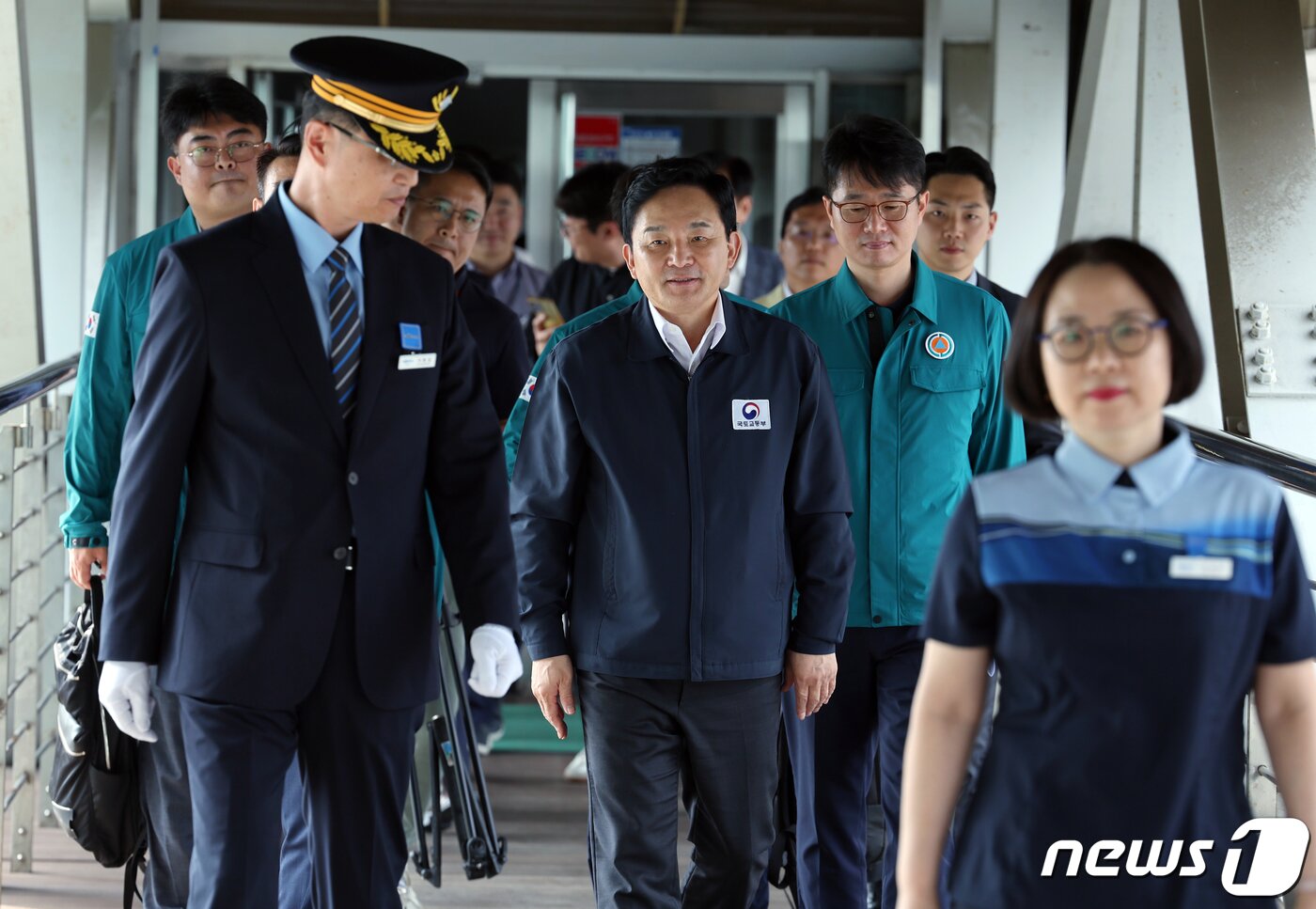 본문 이미지 - 철도노조 파업 관련 현장 방문에 나선 원희룡 국토교통부 장관이 17일 오후 서울 중구 한강대로 코레일 서울본부에서 상황 보고 회의를 마친 뒤 서울역으로 향하고 있다. 2023.9.17/뉴스1 ⓒ News1 박정호 기자