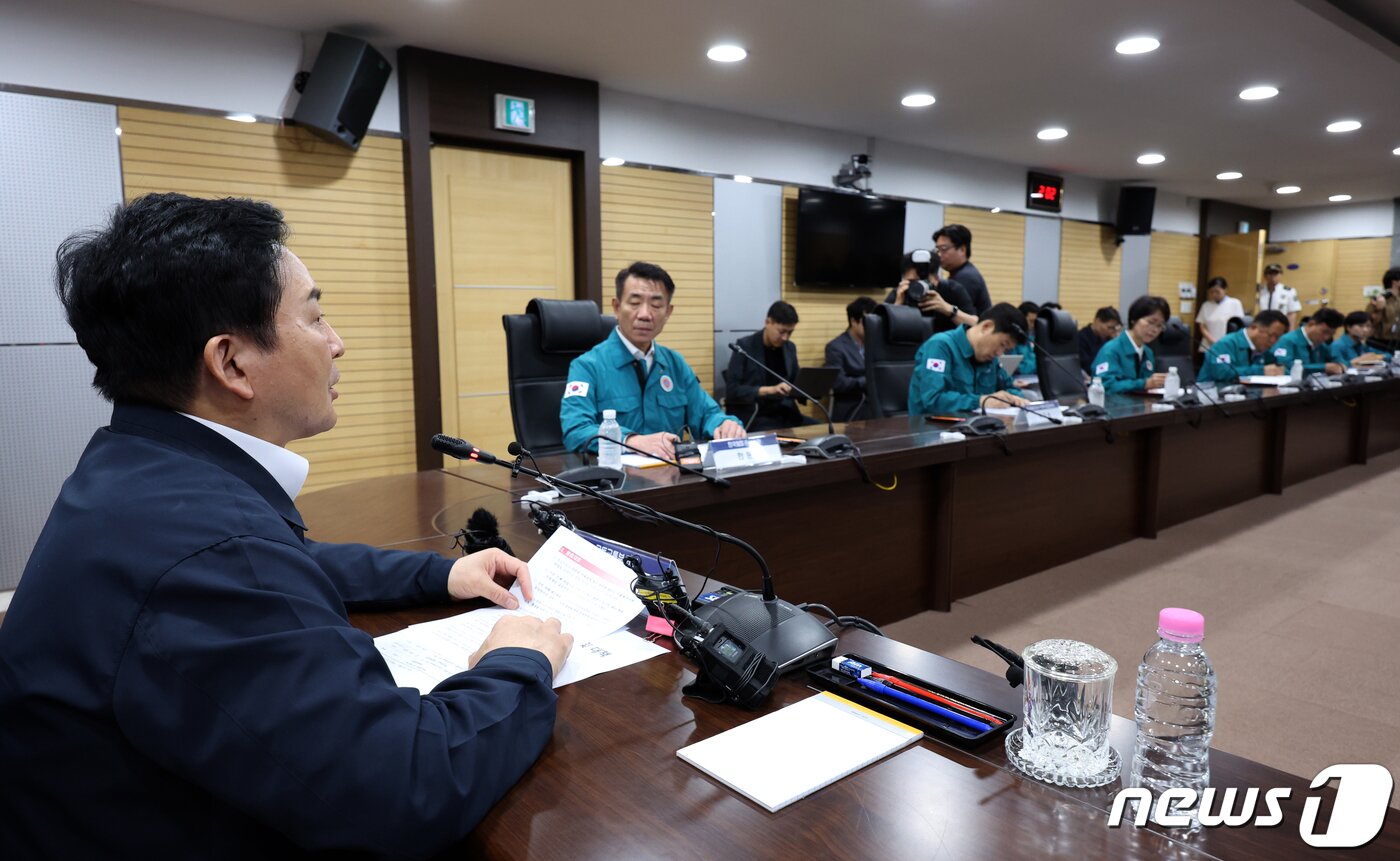 본문 이미지 - 철도노조 파업 관련 현장 방문에 나선 원희룡 국토교통부 장관이 17일 오후 서울 중구 한강대로 코레일 서울본부에서 가진 상황 보고 회의에서 모두 발언을 하고 있다. 2023.9.17/뉴스1 ⓒ News1 박정호 기자