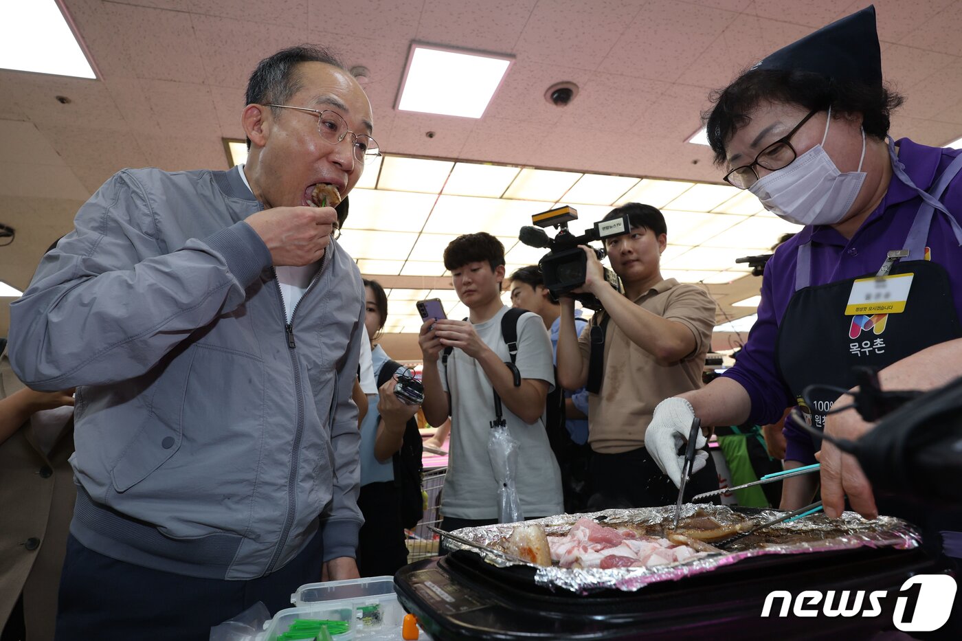본문 이미지 - 추경호 경제부총리 겸 기획재정부 장관이 17일 서울 양재동 농협하나로마트 매장에서 추석 농축수산물 수급 및 가격 동향을 점검하며 삼겹살 시식을 하고 있다. (공동취재) 2023.9.17/뉴스1 ⓒ News1 허경 기자