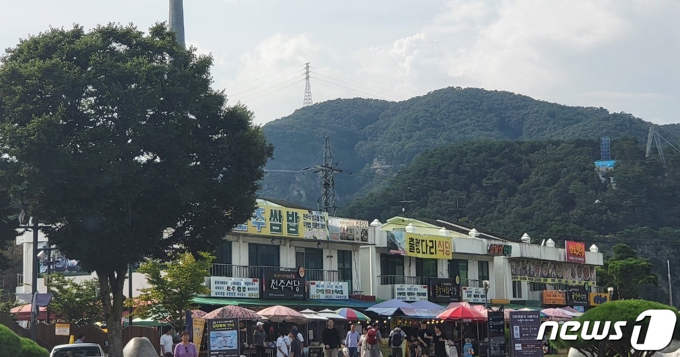 본문 이미지 - 17일 오후 강원 원주시 지정면 간현관광지 주변 상가에 관광객들이 몰려들고 있다. 2023.9.17/뉴스1 신관호 기자