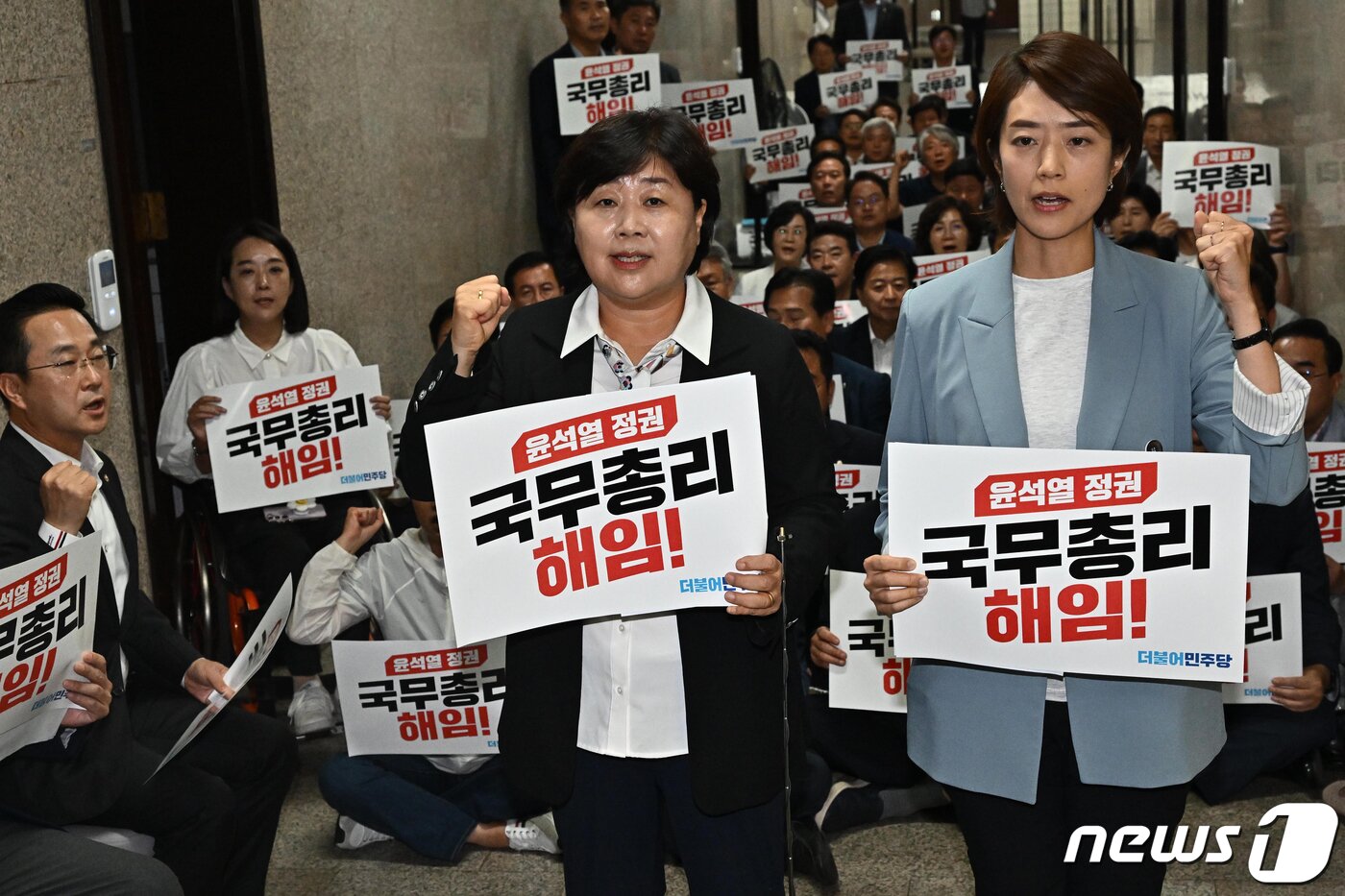 본문 이미지 - 서영교, 고민정 더불어민주당 최고위원을 비롯한 의원들이 17일 서울 여의도 국회 이재명 대표실 앞에서 대통령실 규탄 성명을 발표하고, 한덕수 국무총리 해임과 내각 총사퇴를 요구하고 있다. (공동취재) 2023.9.17/뉴스1 ⓒ News1 송원영 기자