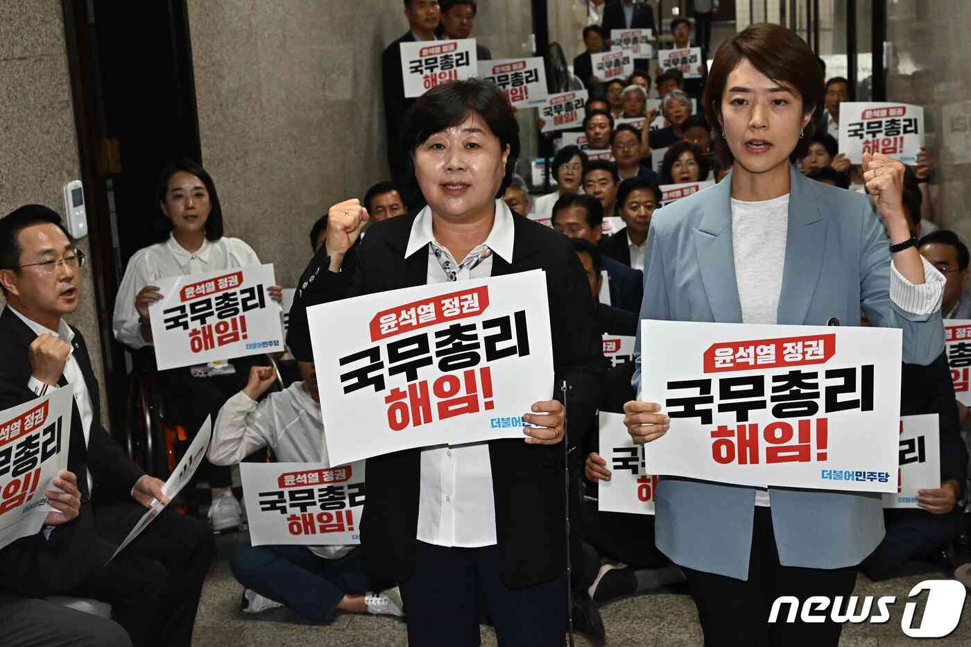 서영교, 고민정 더불어민주당 최고위원을 비롯한 의원들이 17일 서울 여의도 국회 이재명 대표실 앞에서 대통령실 규탄 성명을 발표하고, 한덕수 국무총리 해임과 내각 총사퇴를 요구하고 있다. (공동취재) 2023.9.17/뉴스1 © News1 송원영 기자