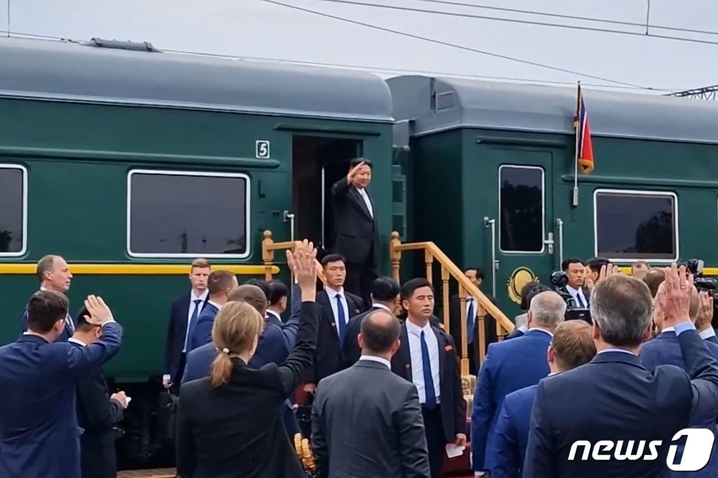 본문 이미지 - &#40;평양 노동신문=뉴스1&#41; =김정은 북한 노동당 총비서가 러시아 연해주 블라디보스토크 인근에 있는 아르톰 기차 역에서 자신의 전용 열차에 오르고 있다.&#40;자료사진&#41; 2023.9.17 ⓒ AFP=뉴스1 ⓒ News1 우동명 기자
