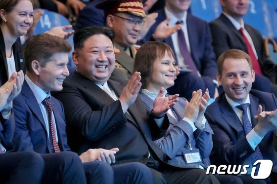 김정은 북한 국무위원장이 17일(현지시간) 러시아 연해주 블라디보스토크에 있는 아쿠아리움을 알렉산드르 코즐로프 천연자원 장관, 올레그 코제먀코 연해주 주지사와 방문해 박수를 치고 있다. 2023.9.17 © AFP=뉴스1 © News1 우동명 기자