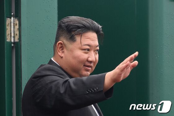 김정은 북한 국무위원장이 17일(현지시간) 러시아 방문을 마치고 연해주 블라디보스토크 인근에 있는 아르톰 기차 역서 전용열차를 타고 귀국 길에 오르면서 손을 흔들고 있다. 2023.9.17 © AFP=뉴스1 © News1 우동명 기자