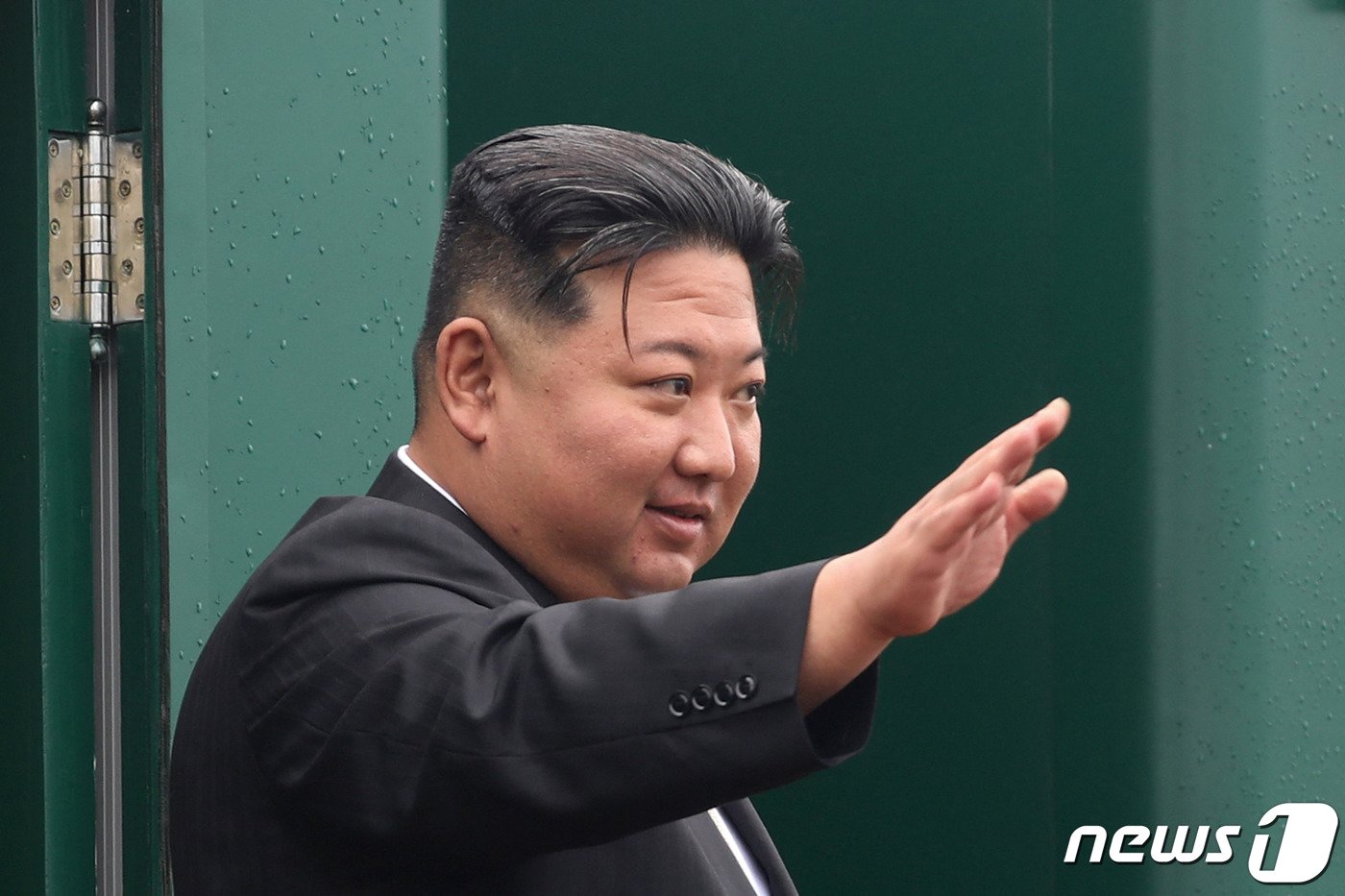 본문 이미지 - 김정은 북한 국무위원장이 17일(현지시간) 러시아 방문을 마치고 연해주 블라디보스토크 인근에 있는 아르톰 기차 역서 전용열차를 타고 귀국 길에 오르면서 손을 흔들고 있다. 2023.9.17 ⓒ AFP=뉴스1 ⓒ News1 우동명 기자