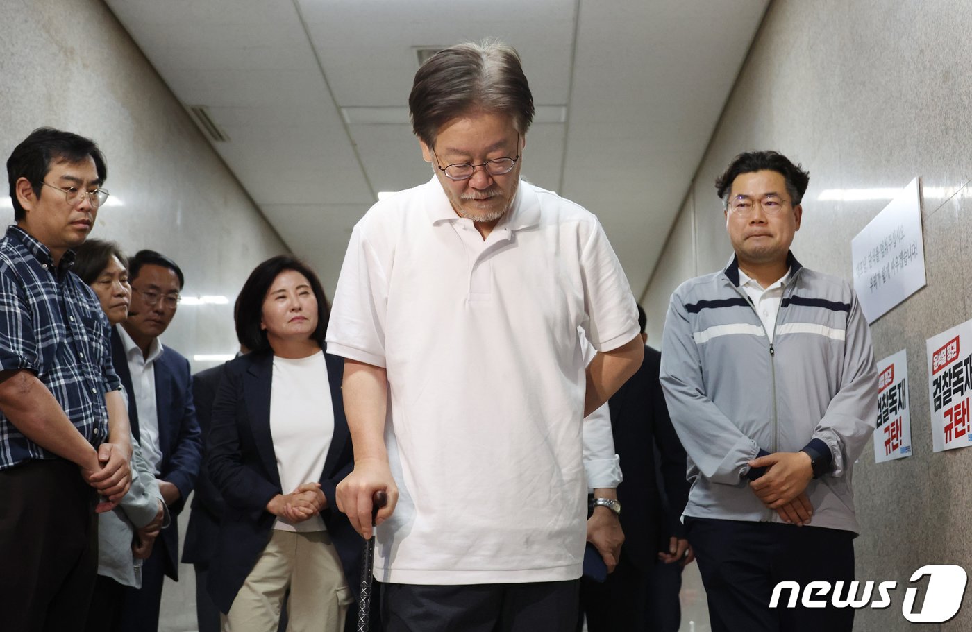 본문 이미지 - 단식 18일차인 이재명 더불어민주당 대표가 17일 저녁 서울 여의도 국회에서 단식농성장인 당 대표실로 향하고 있다. (공동취재) 2023.9.17/뉴스1 ⓒ News1 송원영 기자